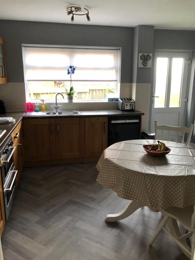 Number One - Fully Equipped Self Catering Four Bedroom House Next To Dunedin, 15 Mins To Spurn, 20 Mins To Saltend, 12 Mins To Easington Patrington Exterior foto